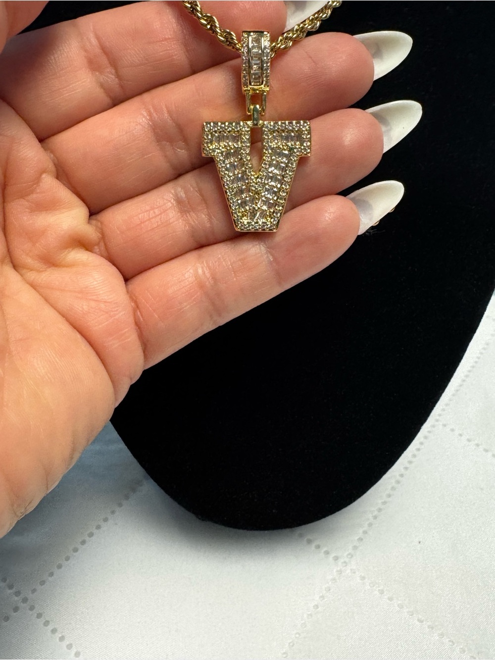 Gold Tone Iced Out Letter V Pendant Rope Chain Necklace New - Picture 6 of 8